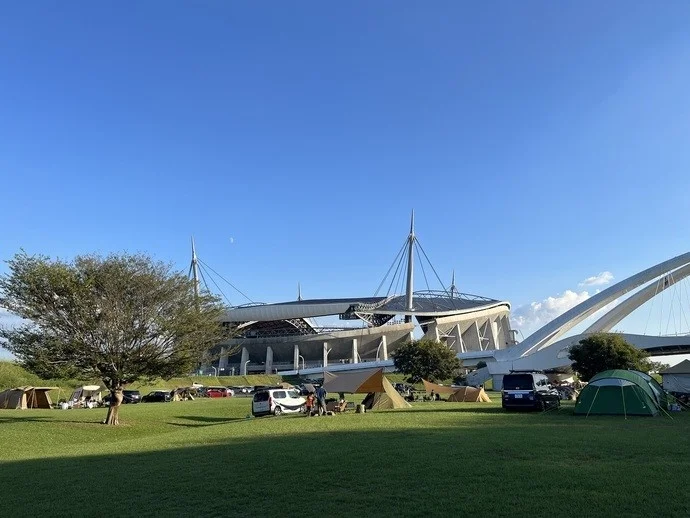 キャンプを楽しむ人々