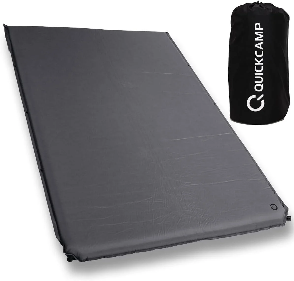 グレーの自動膨張式キャンプマットと、ブランドロゴ「QUICKCAMP」が入った黒い収納袋