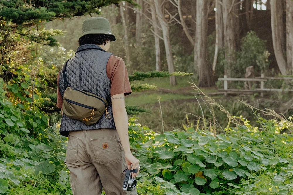 Kelpカラーのバッグを背負った人物の画像