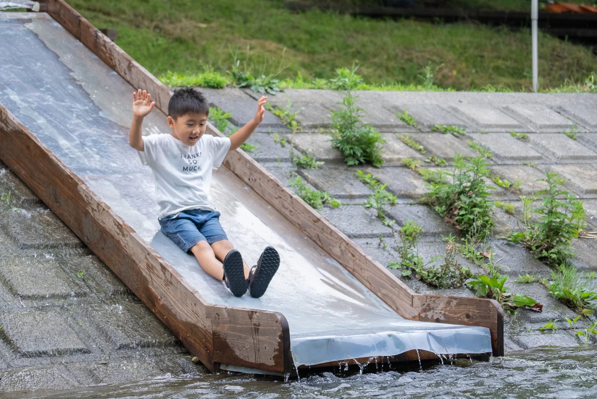 ウォータースライダーを楽しむ子ども