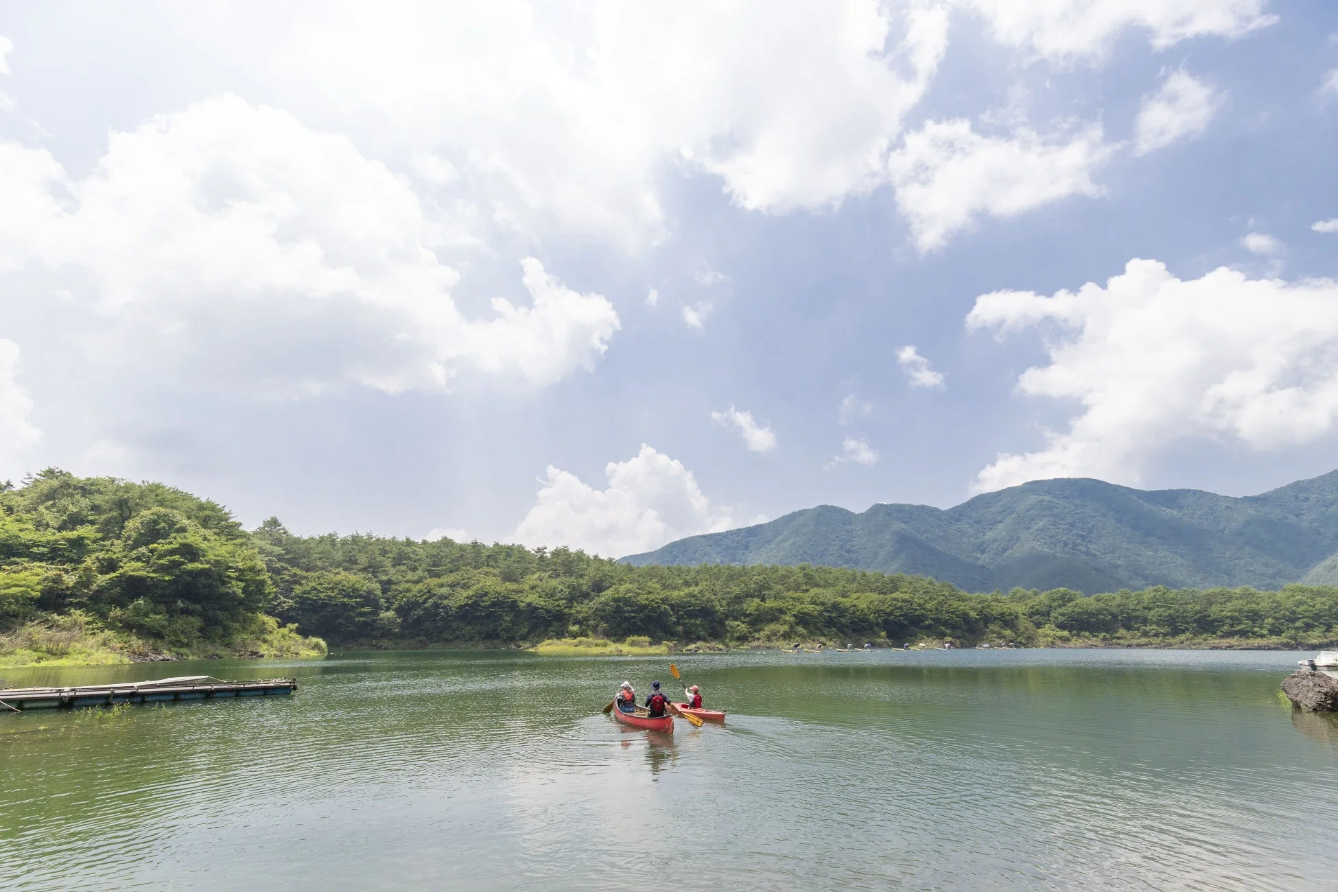 湖でカヤックを楽しむ人々