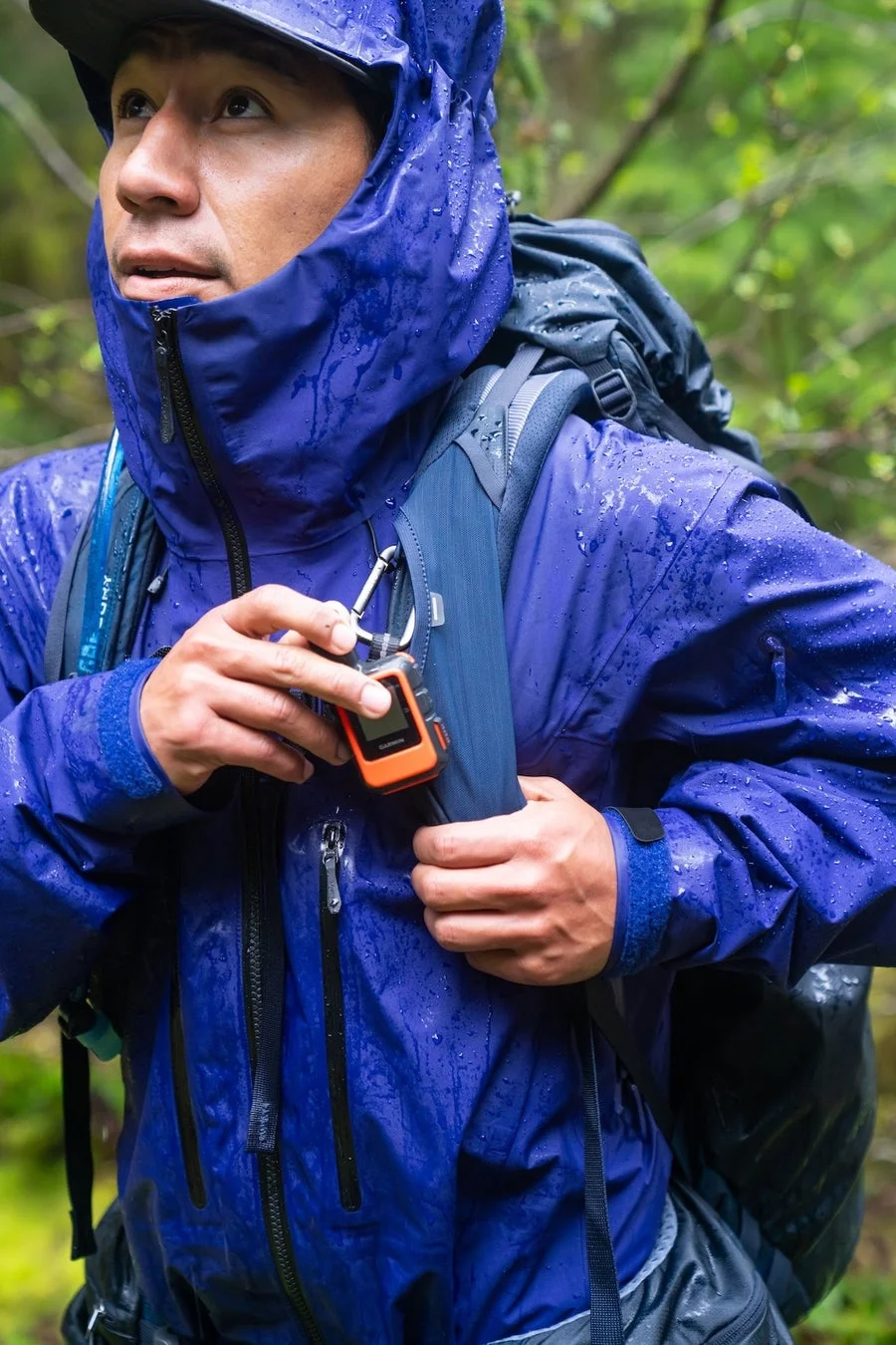 雨の中GPSデバイスを見る男性