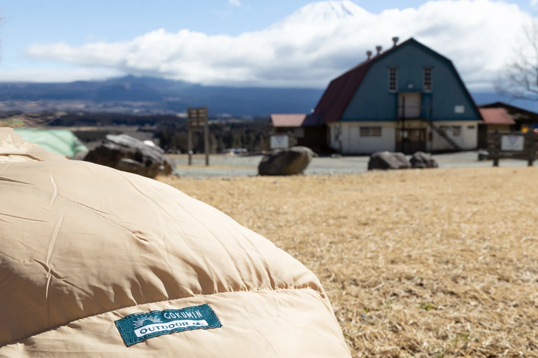 富士山を望むキャンプサイトでアウトドア用品が並ぶ様子