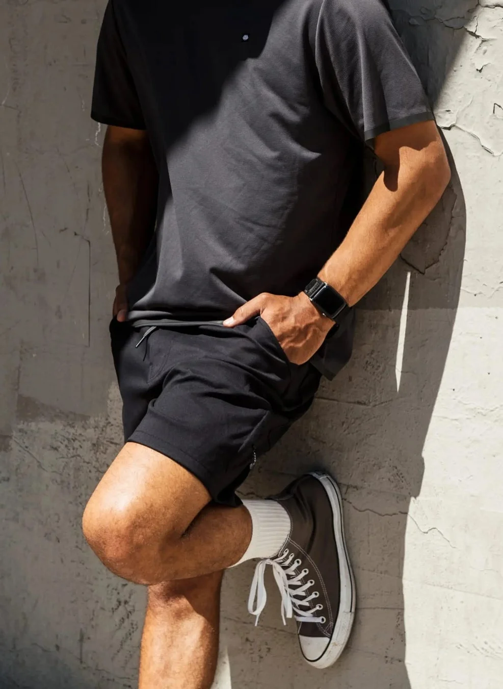 ショートパンツを着用した男性の全身像
