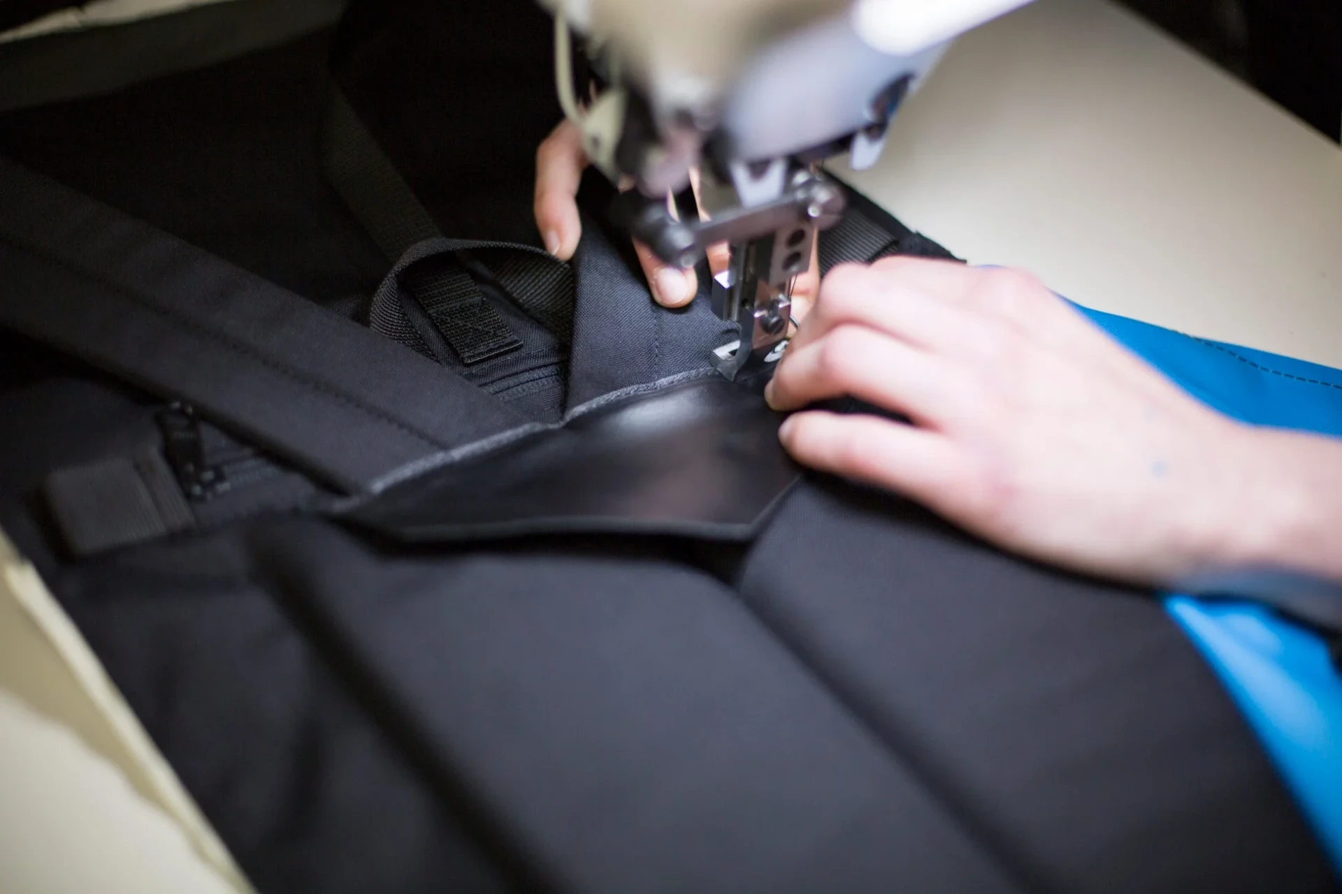 ミシンでバッグを縫製する様子