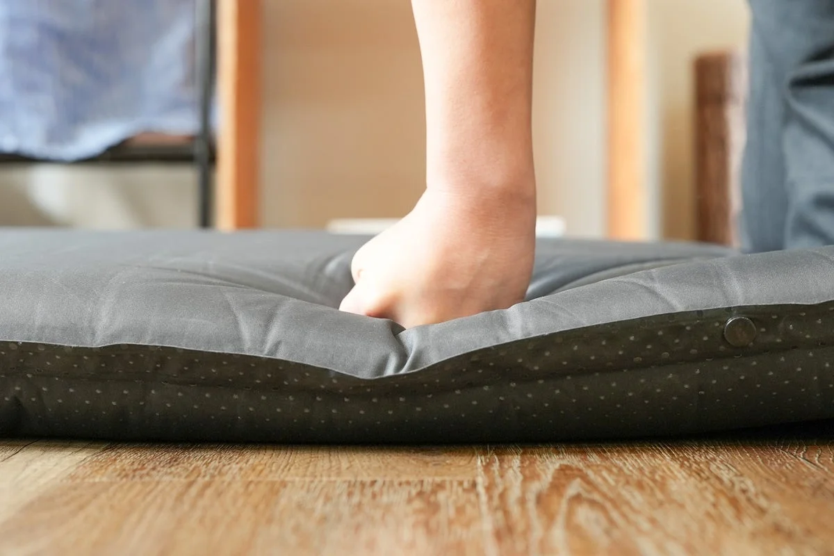 素足でマットレスの弾力性を試す