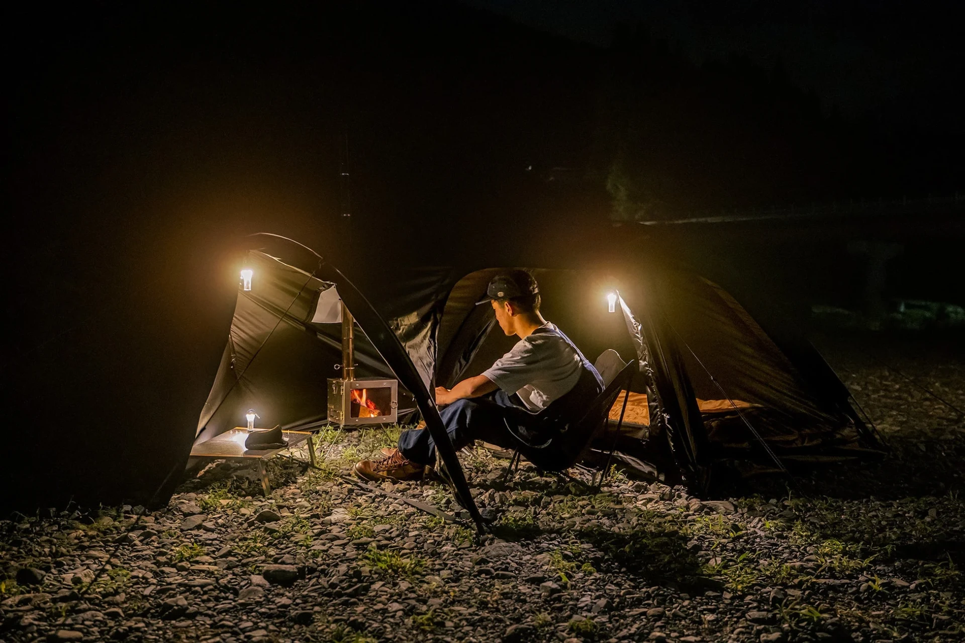 テント内でくつろぐ男性