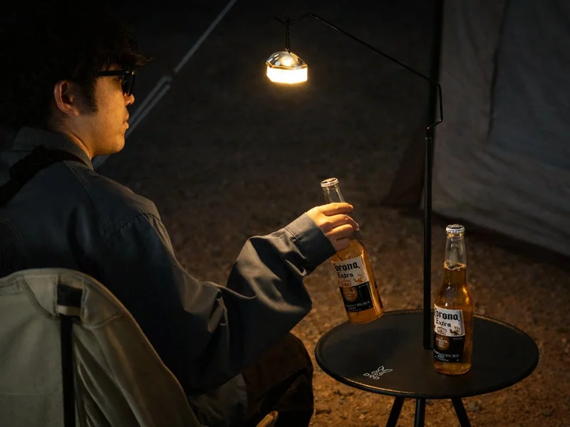 キャンプでビールを楽しむ様子