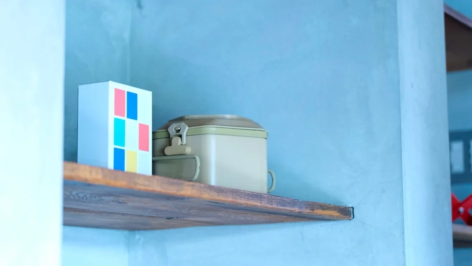 棚に置かれたDuoPotのような調理器具