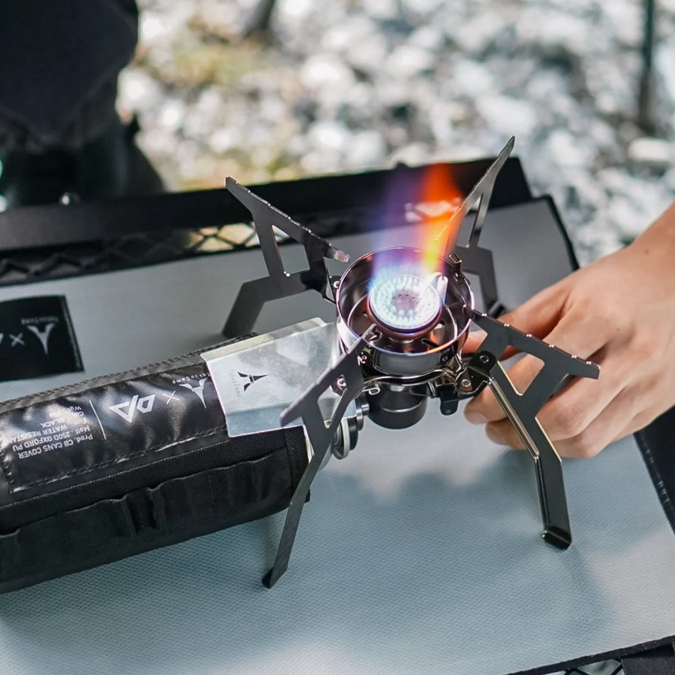 ポータブルガスストーブで調理する様子