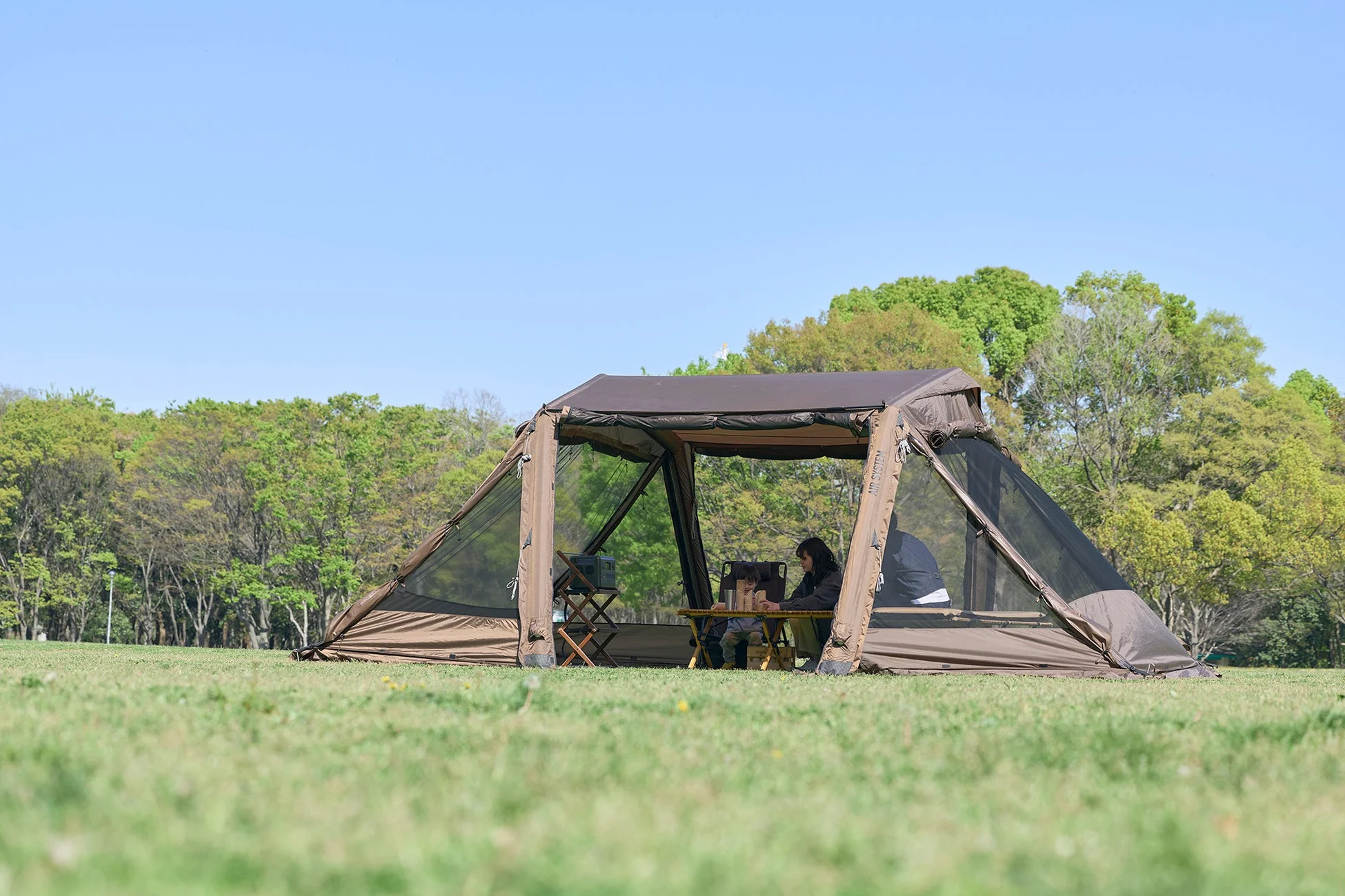 家族でくつろぐ