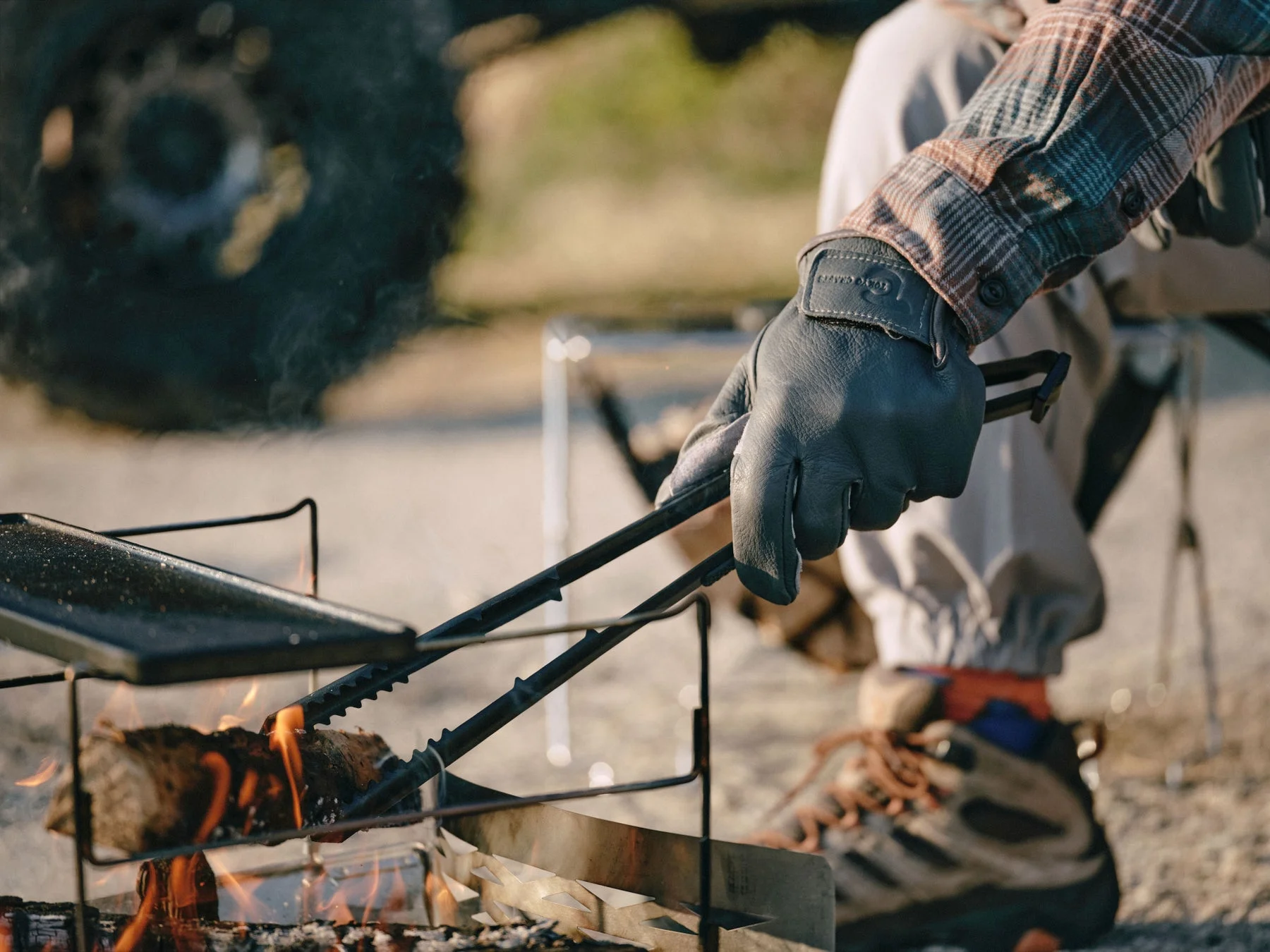 焚き火で調理する様子