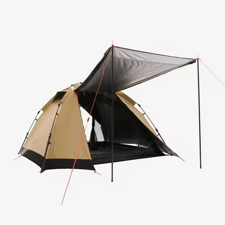 ベージュと黒色のキャンプ用テントで、前面には日よけのタープが広げられている