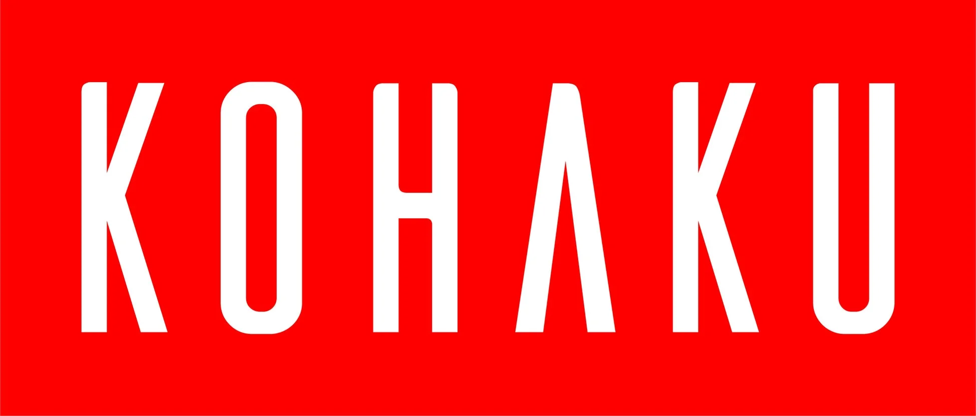 赤色の背景に白字で「KOHAKU」と書かれたシンプルなロゴ