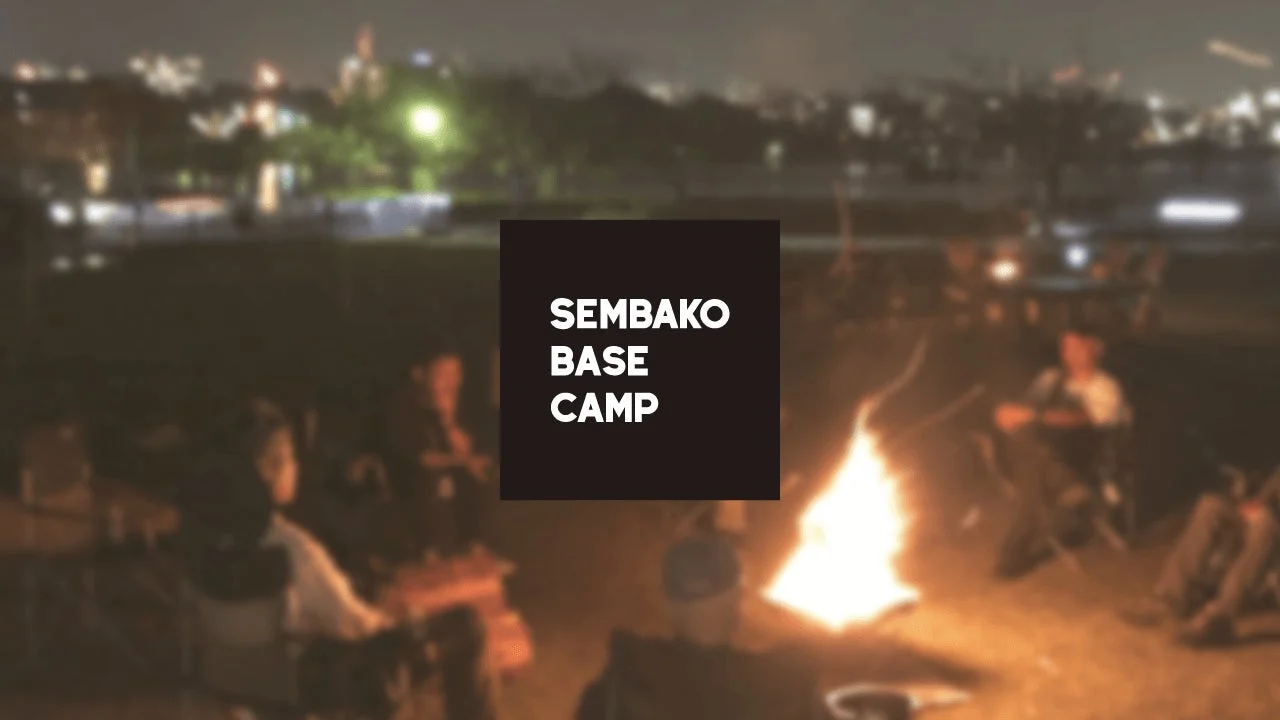 夜の焚き火を囲む人々