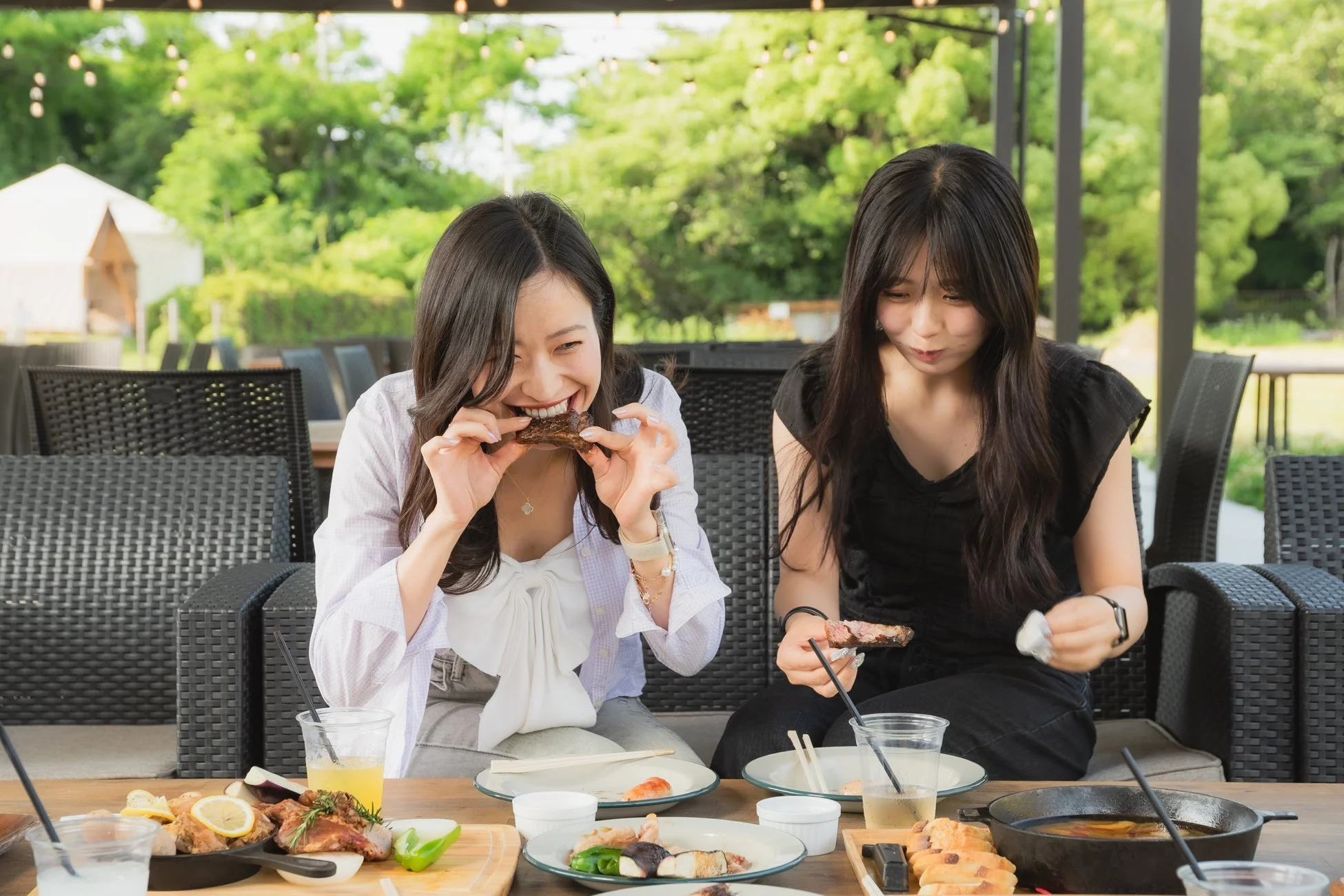 BBQを楽しむ女性たち