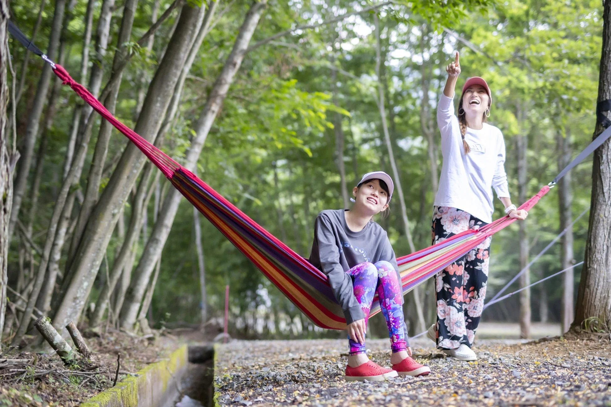 森のハンモックでくつろぐ女性たち