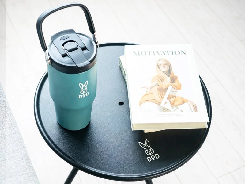 屋内で読書を楽しむ様子