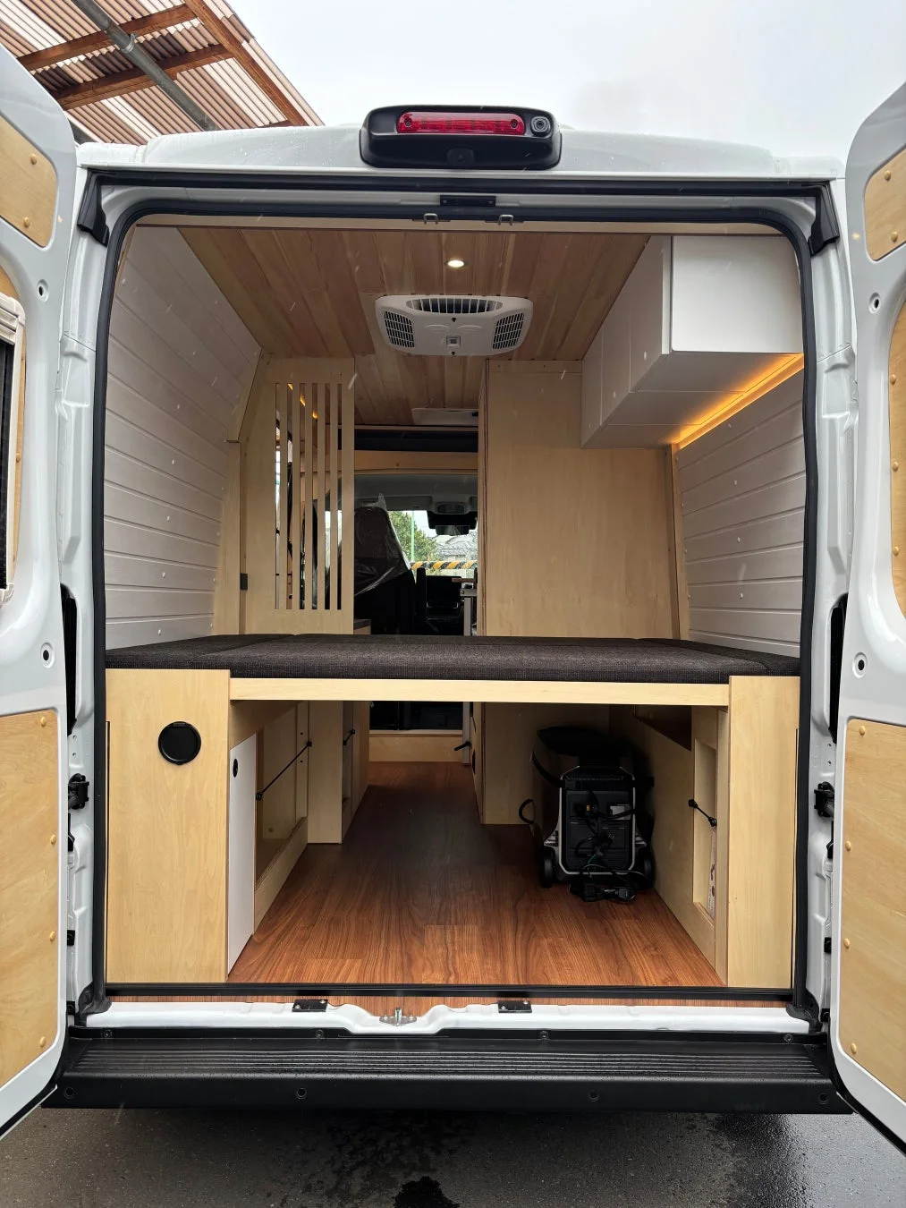 キャンピングカーの木製内装とベッド