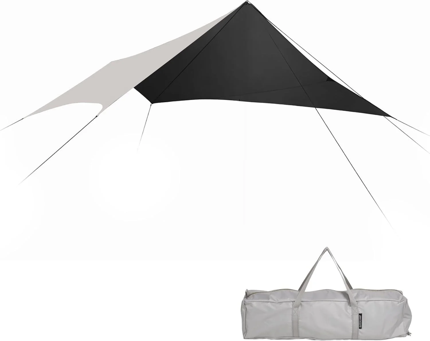 白い背景に、黒とグレーのツートンカラーのタープが広げられ、その下には収納バッグが置かれています。キャンプやアウトドアでの日よけや雨よけに便利なアイテムです。