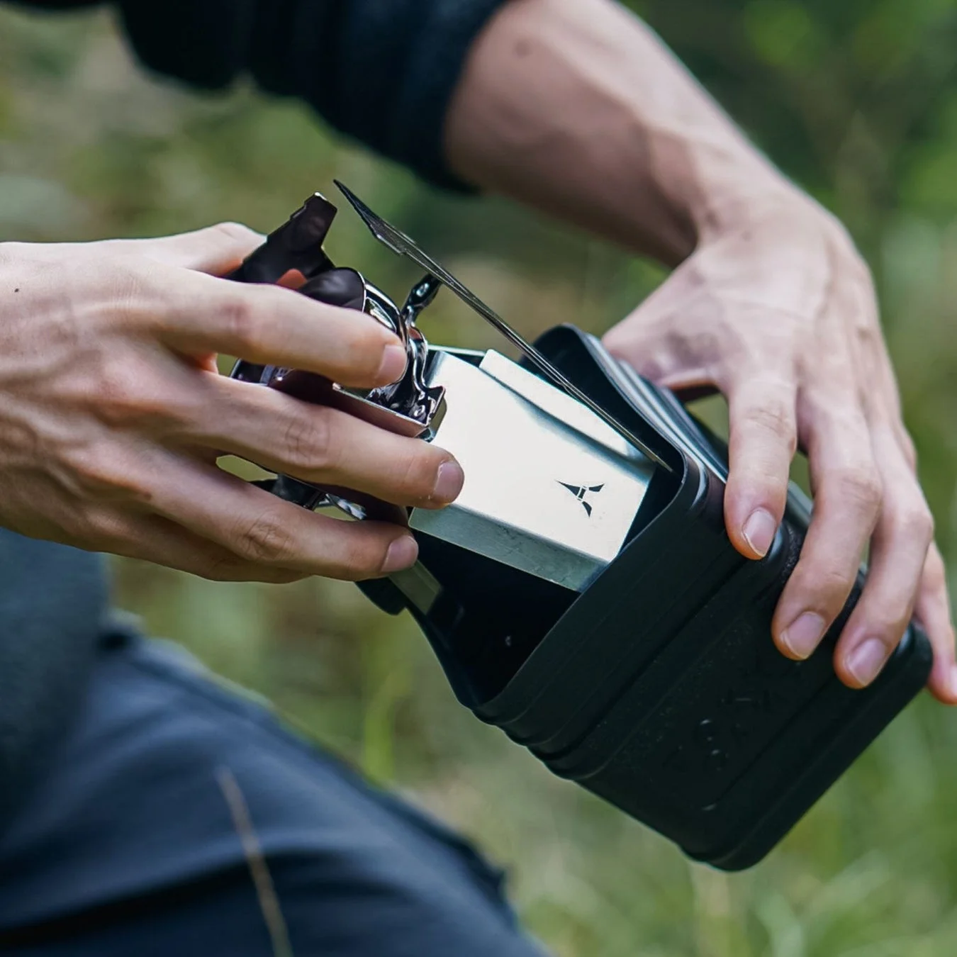 携帯用調理器具を組み立てる手元