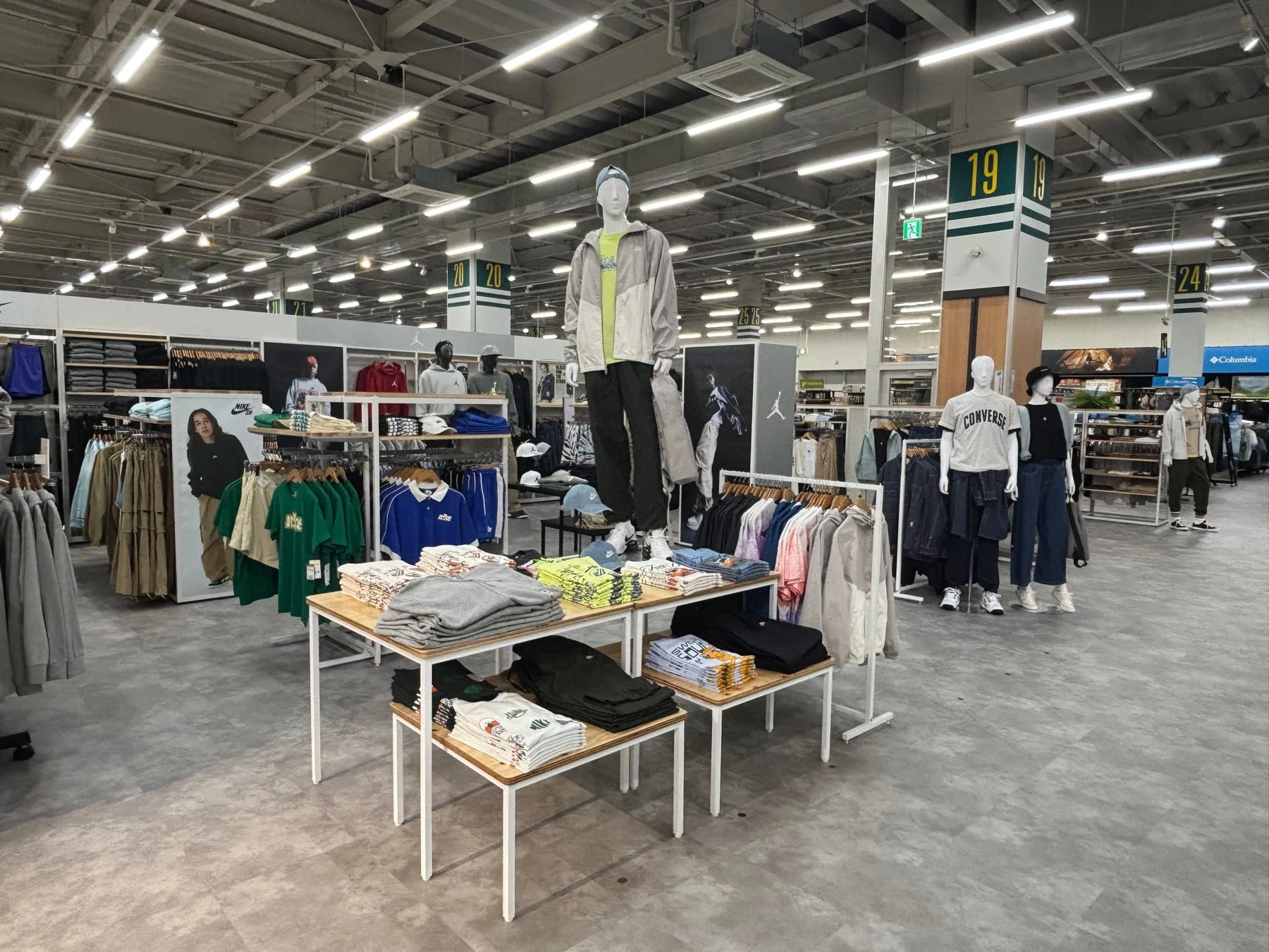 アパレルショップの店内