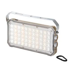 上部にハンドルが付いた、多数のLEDを搭載した長方形のワークライトが写っています。頑丈な作りで、携帯性に優れており、屋外での作業や非常時に適しているように見えます。下部にはカラビナが付属しています。