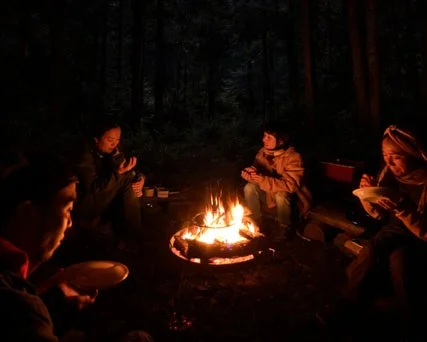 焚き火を囲む人々