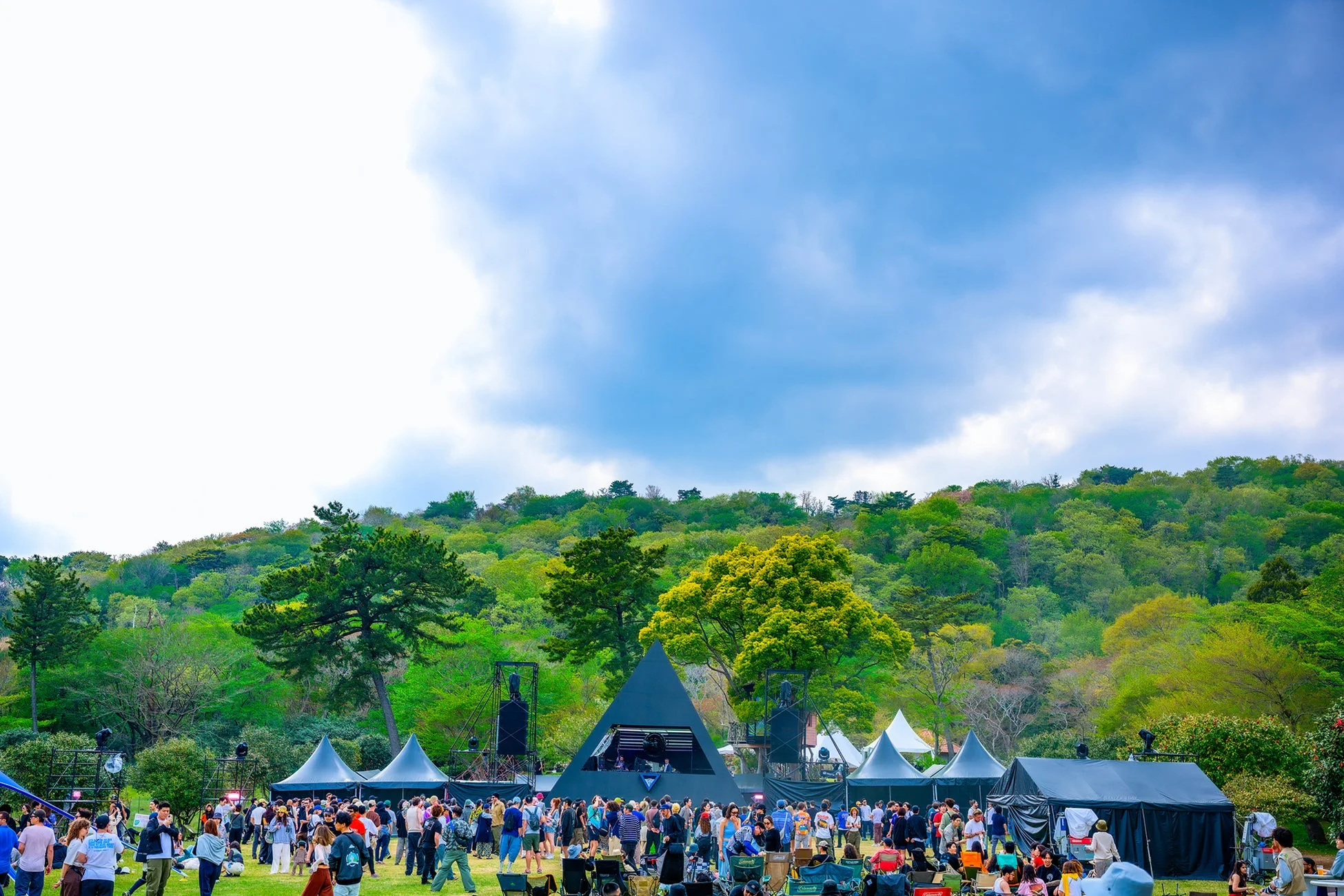 多くの観客がピラミッド型のステージを取り囲む野外音楽フェス