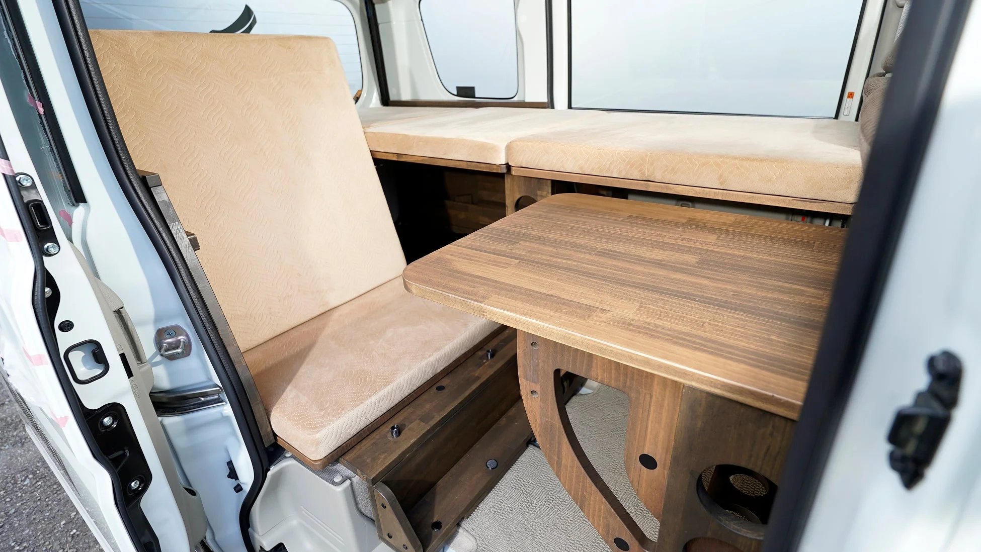 車内テーブルとクッション