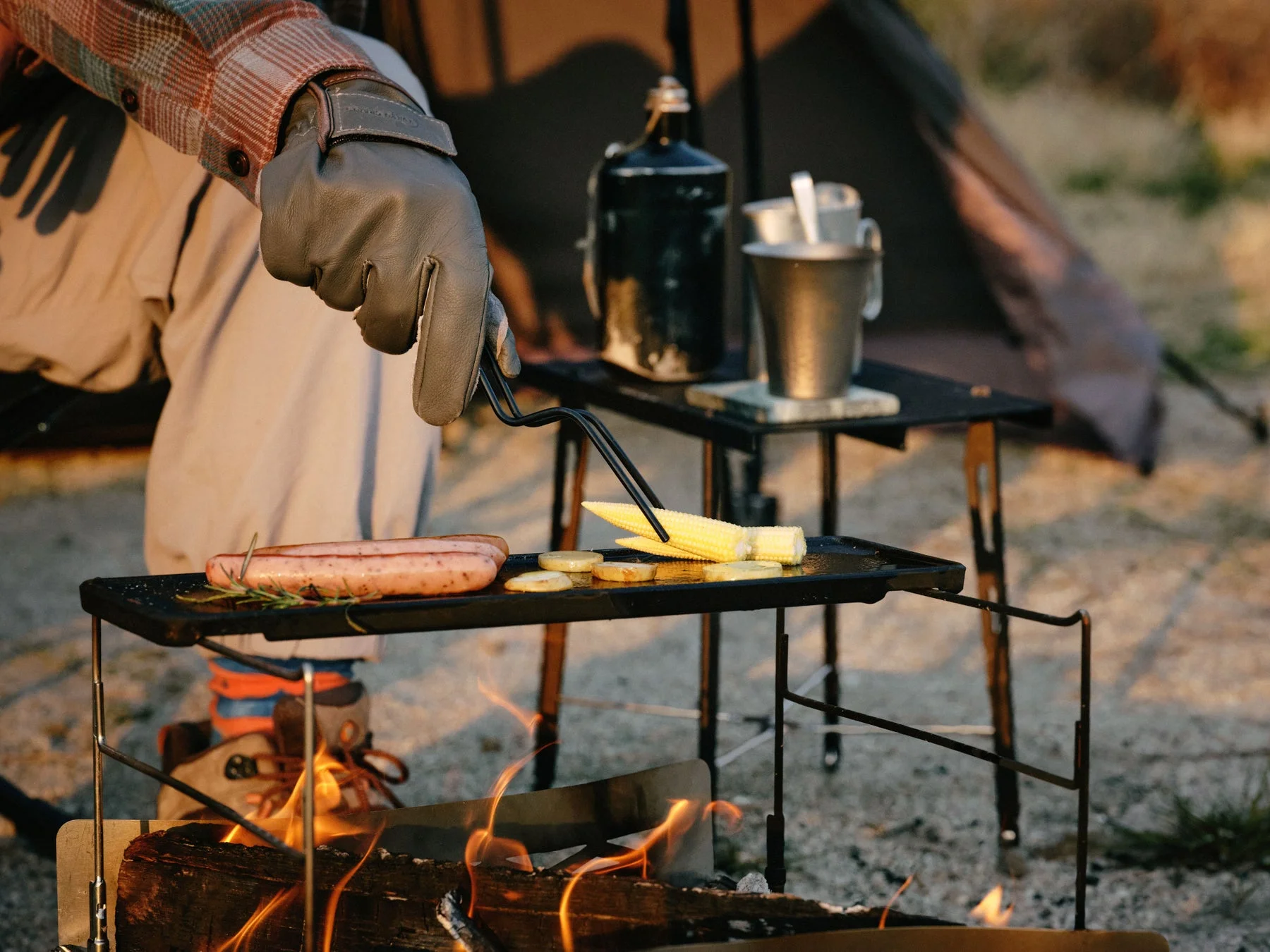 焚き火でソーセージを焼く様子