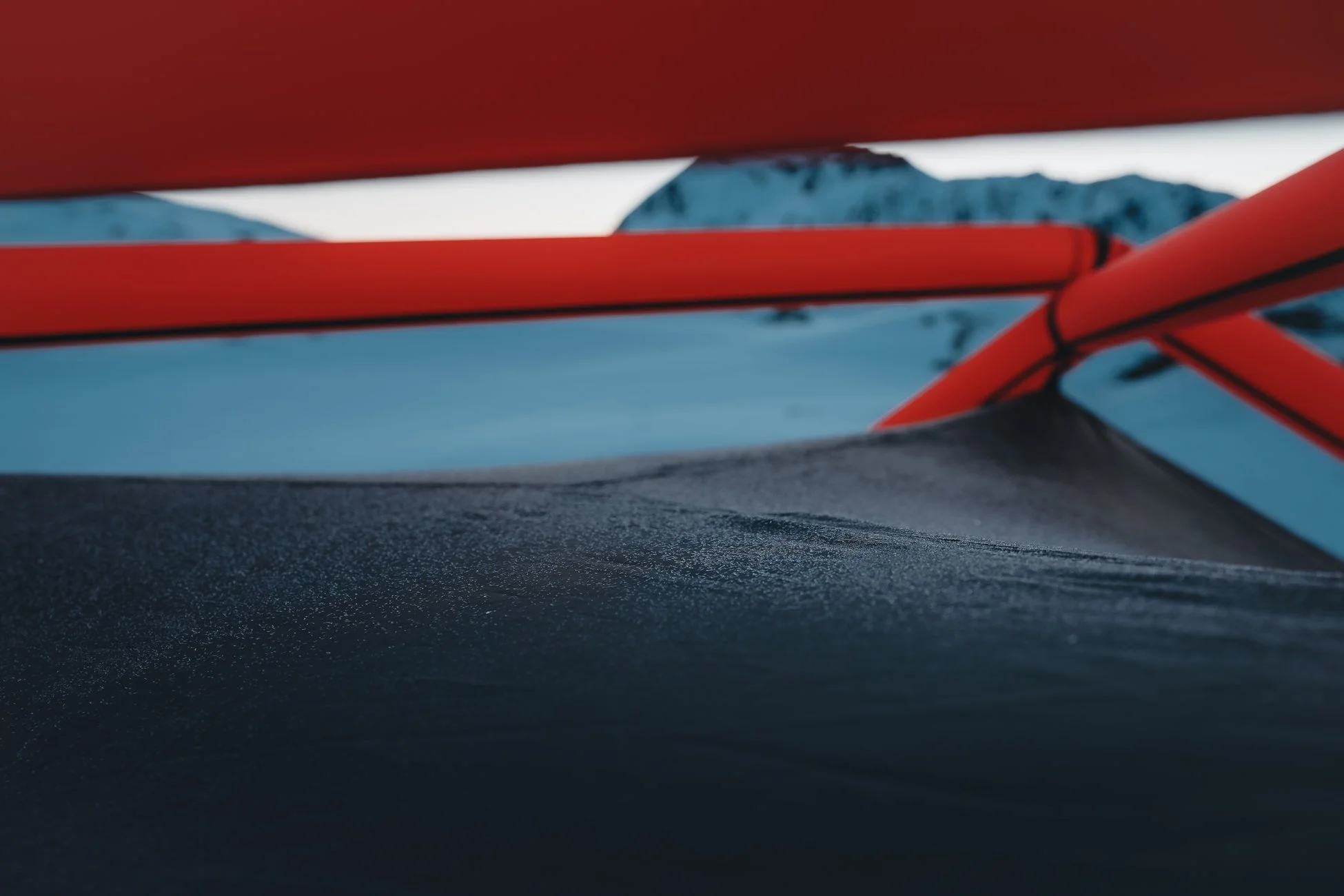 テント内部から雪山を見る