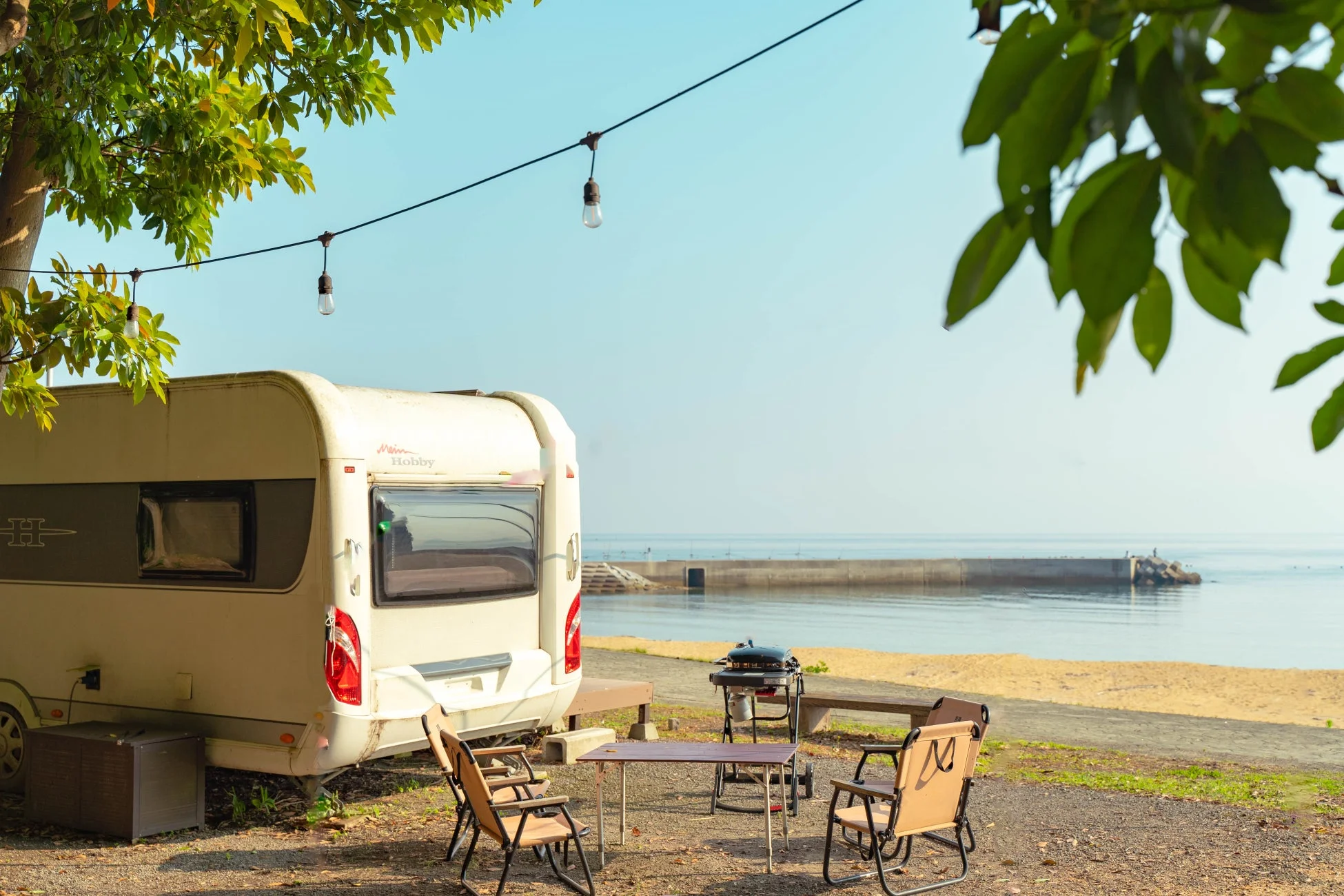 キャンピングカーとビーチ