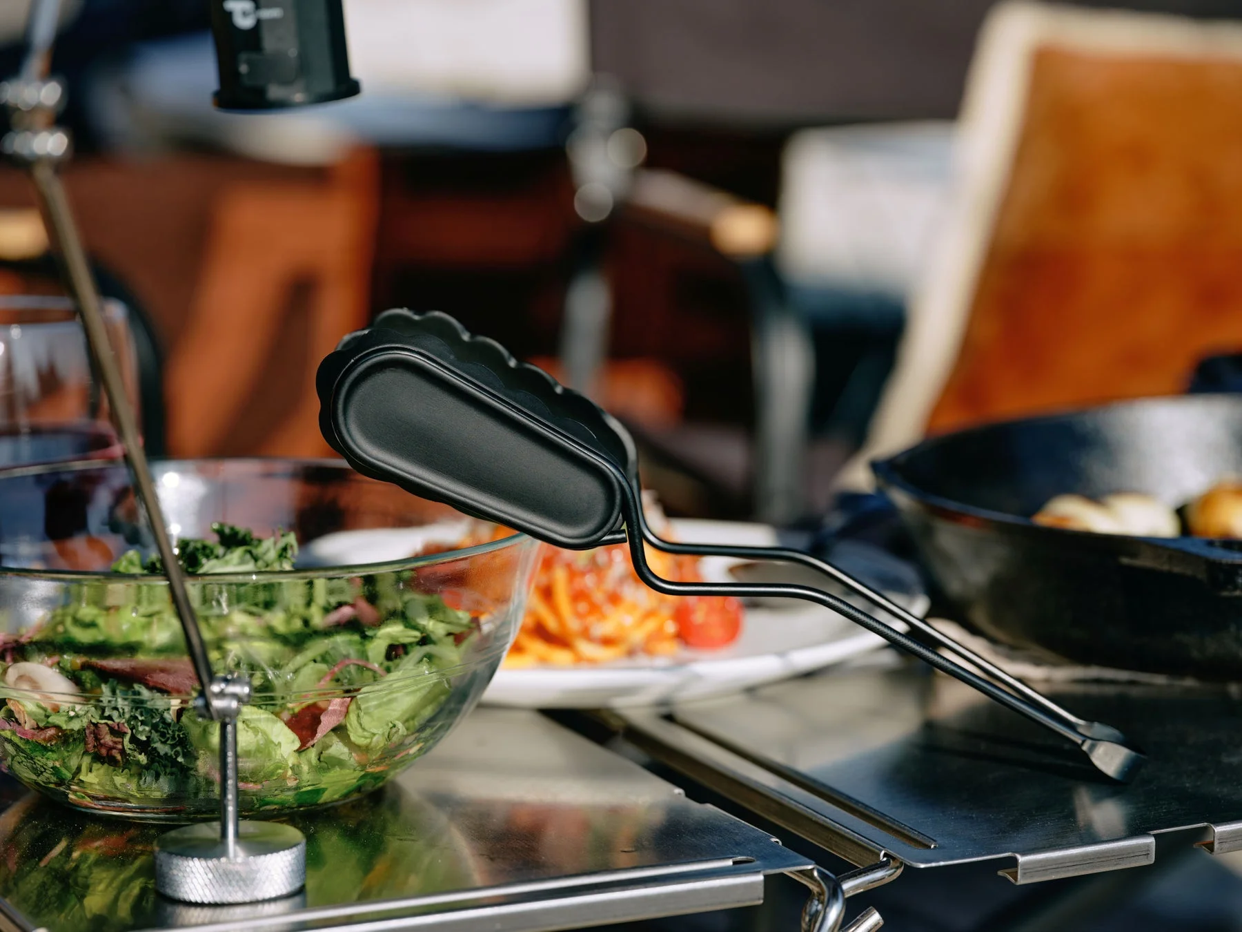 サラダを取り分ける様子