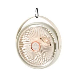 カラビナで吊り下げ可能なクリーム色のポータブル扇風機の画像です。アウトドアやキャンプでの使用に適したコンパクトなデザインで、卓上でも使用できそうです。中央にはロゴマークが見えます。