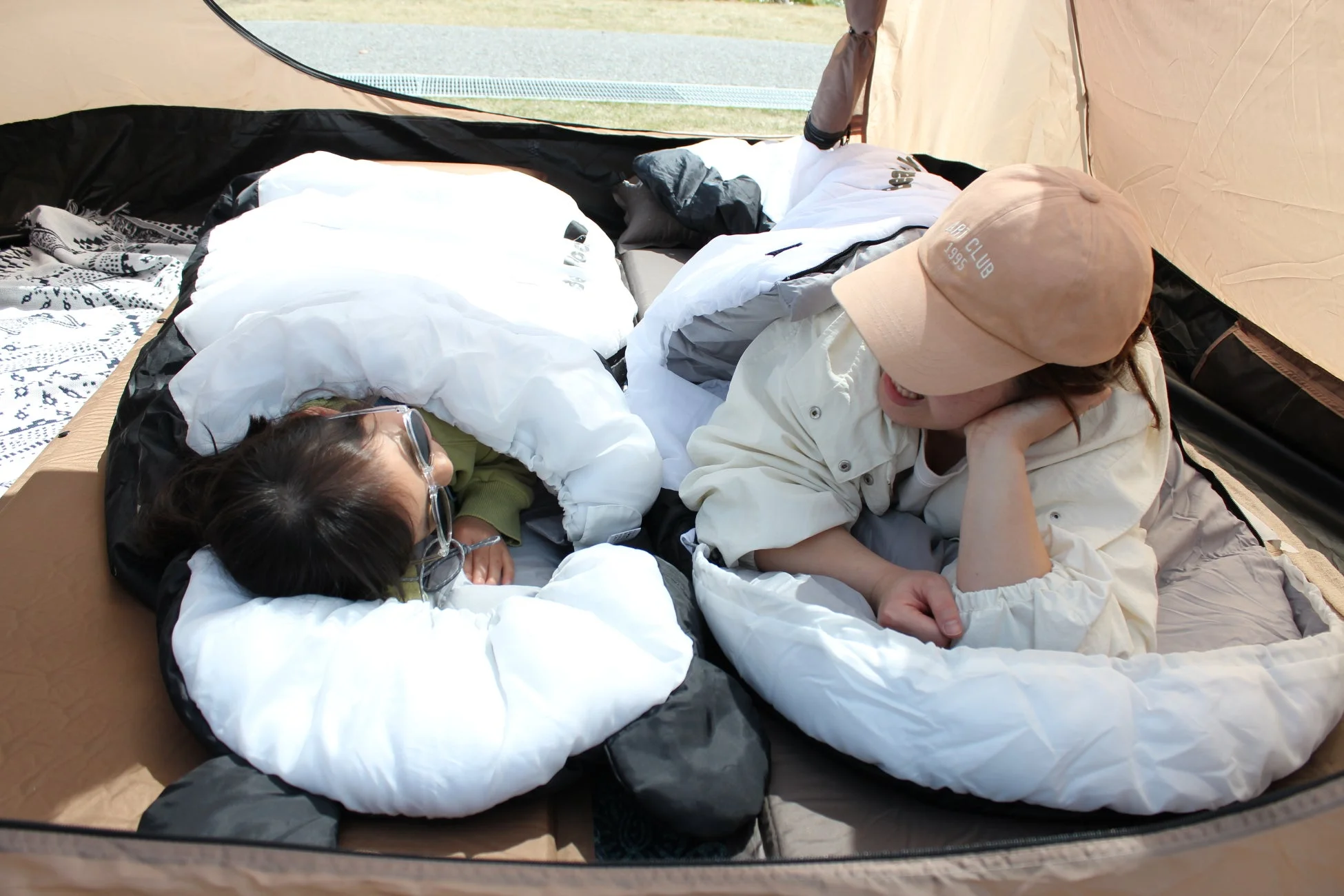 テントでくつろぐ大人の寝袋