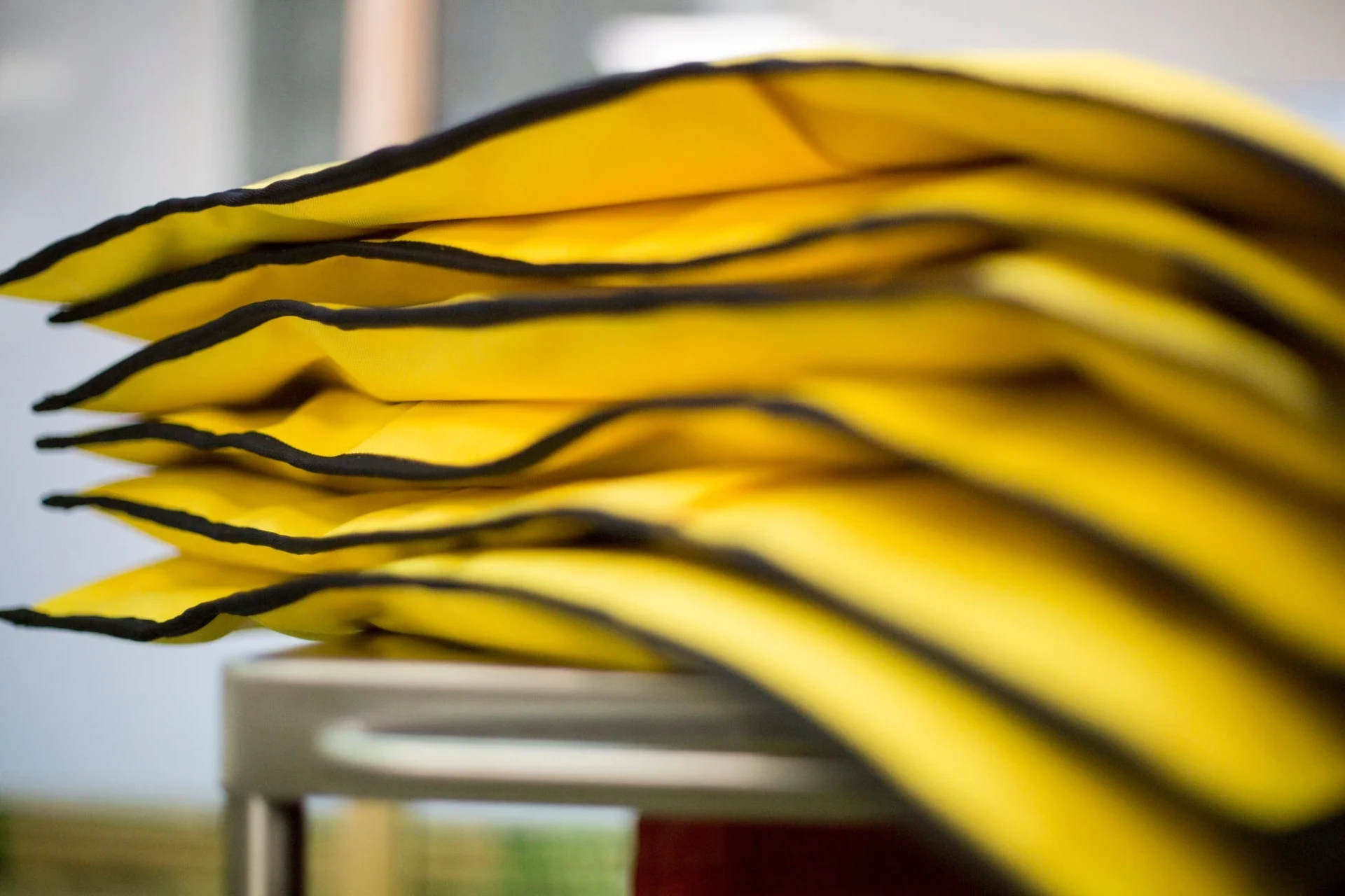 黄色い布地の素材