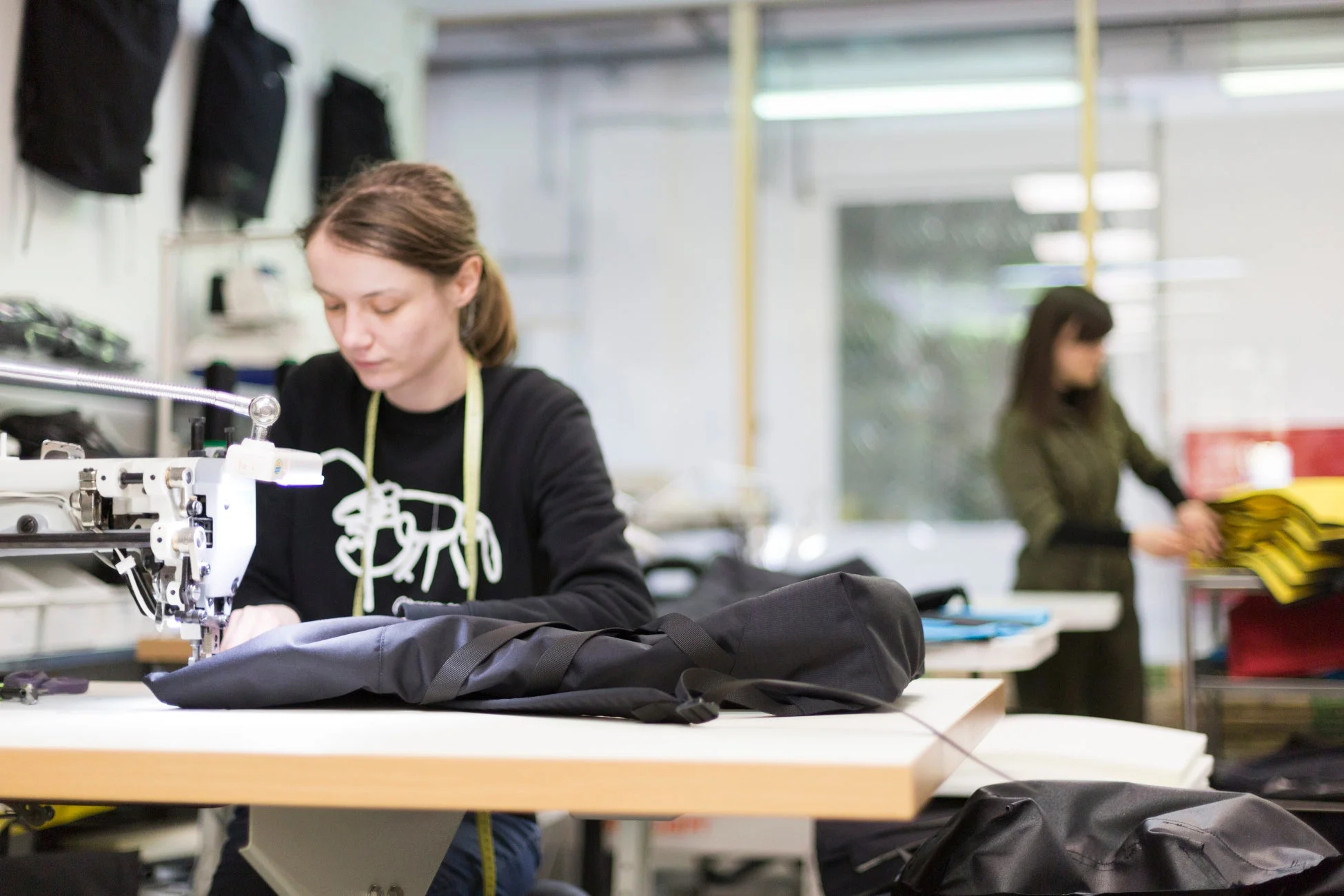 ミシンで作業する様子