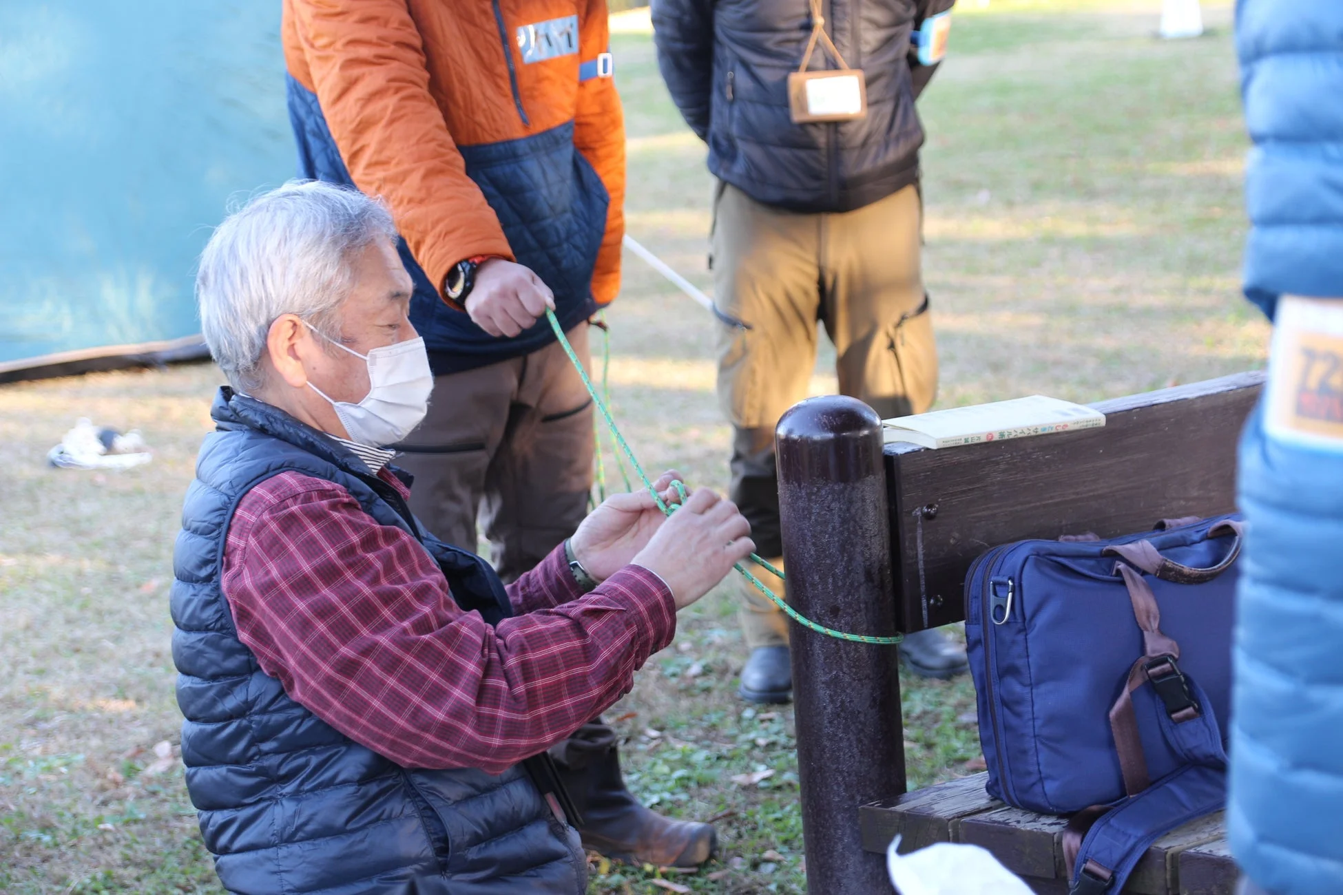 ロープの結び方を学ぶ人々