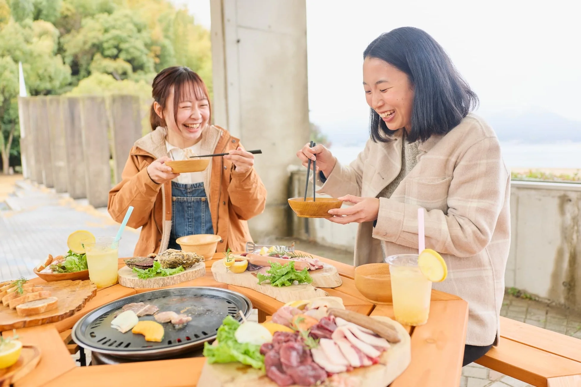 屋外でバーベキューを楽しむ女性たち