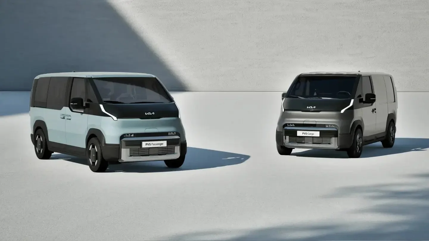 キアのPV5シリーズの乗用バンと貨物バンが並んで展示されている画像です。