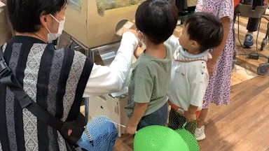 カプセルトイを楽しむ子供たち