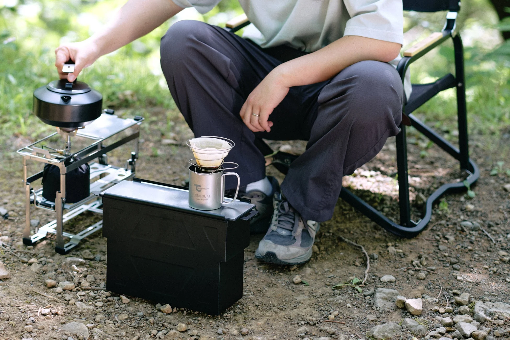 屋外でコーヒーを淹れる男性
