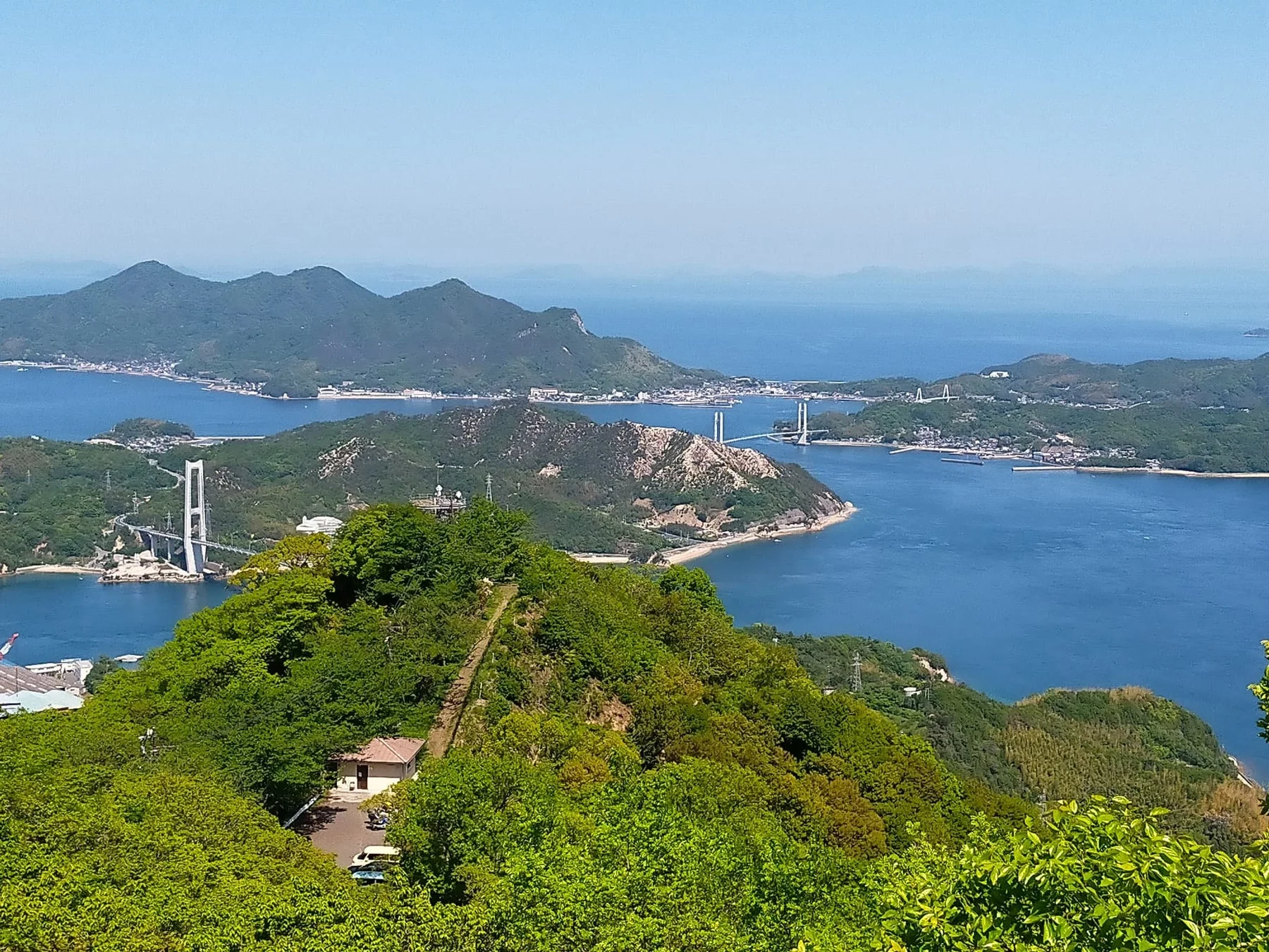 瀬戸内海の多島美と橋の風景