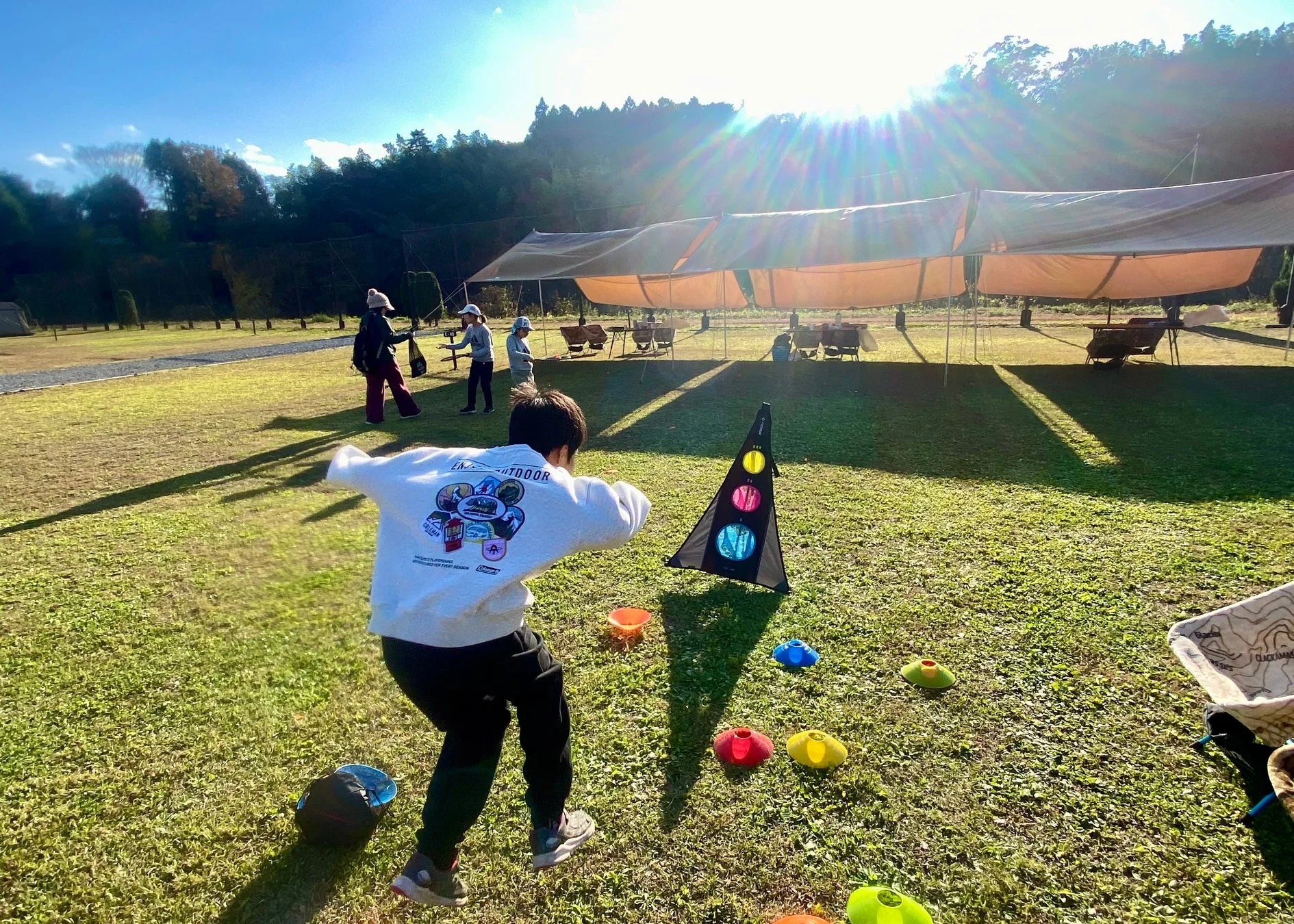 子供たちが芝生の上でターゲットゲームを楽しんでいる様子