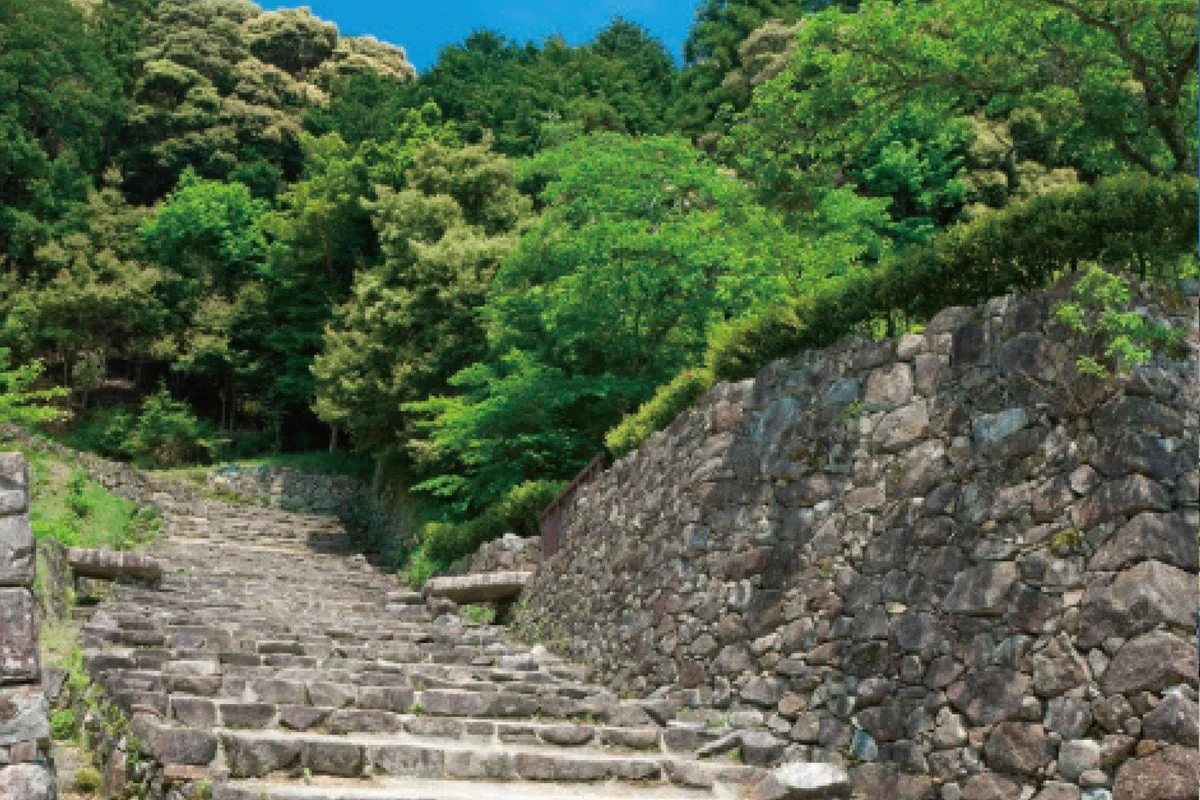 歴史を感じさせる安土城跡の石垣