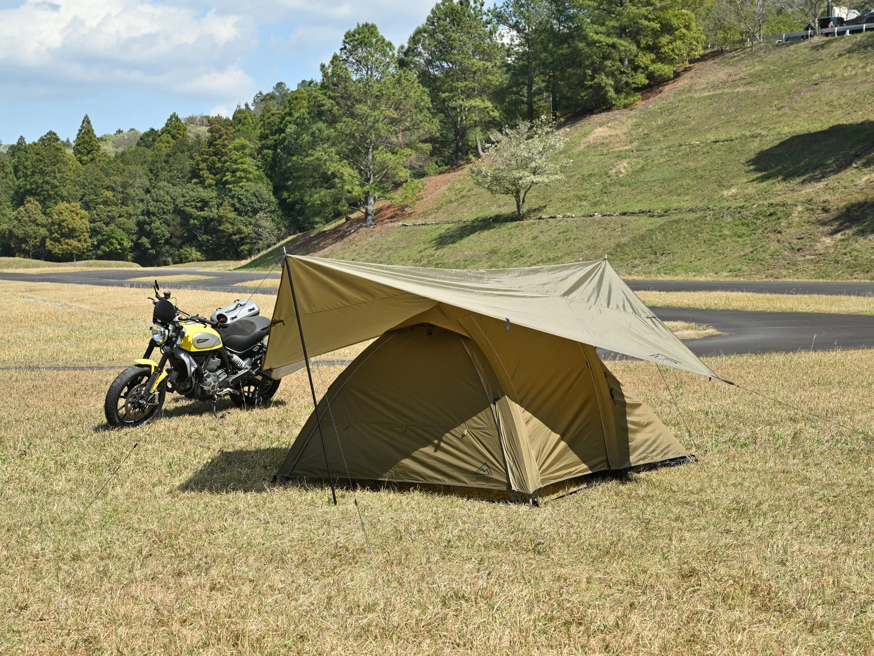 タープ4とバイクのキャンプ風景