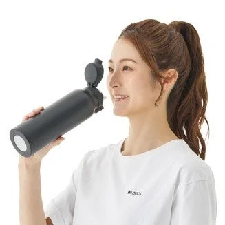 女性がボトルから飲み物を飲んでいる様子