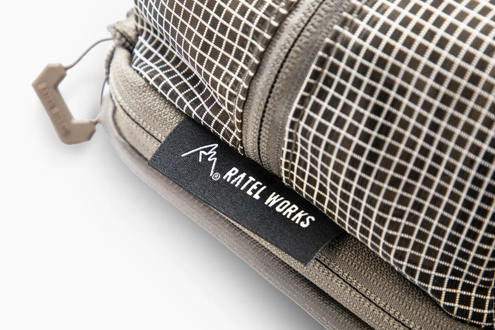 RATEL WORKSのブランドロゴが入ったポーチまたはバッグのクローズアップ画像