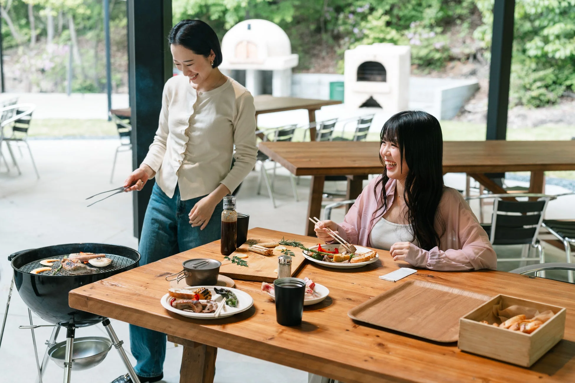 BBQを楽しむ人々
